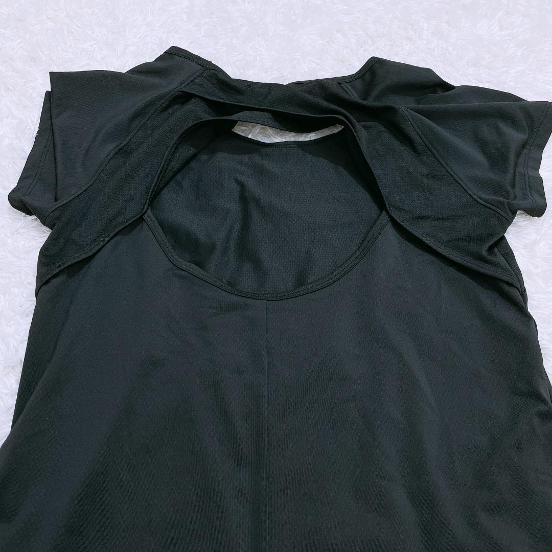 【09827】美品 UNDER ARMOUR トップス Mサイズ ブラック 良品 アンダーアーマー Tシャツ 半袖 運動 スポーツウェア ジム レディース