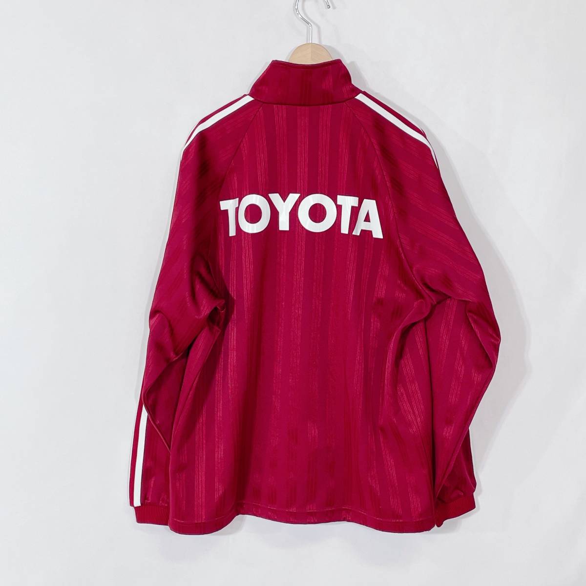 美品 メンズS adidas アウター 上着 ワインレッド ジャージ 長袖 プリント トヨタ TOYOTA 赤 薄手 スポーツブランド アディダス【13879】