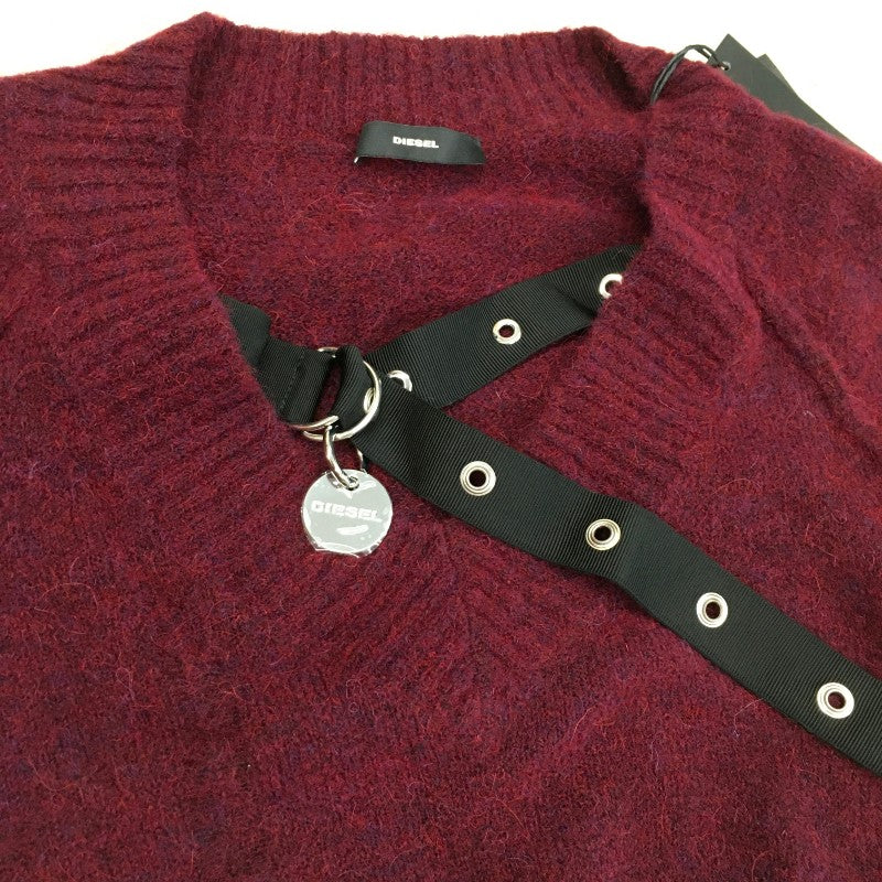 【16934】 新古品 DIESEL ディーゼル セーター サイズXXS ワインレッド ダメージ加工 ベルト メダル チャーム グランジ レディース