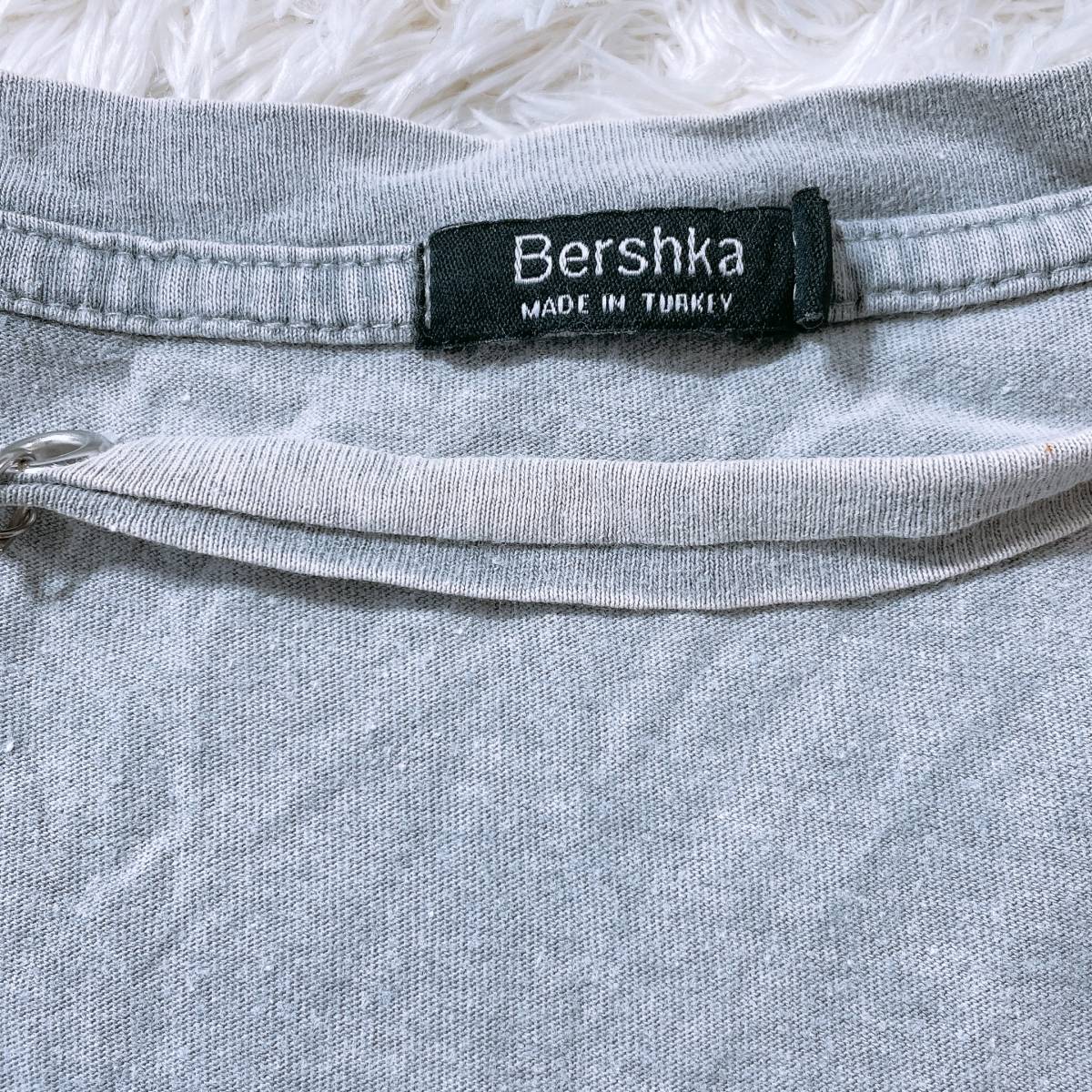 【21755】 訳あり品 Bershka ベルシュカ Tシャツ グレー L ダメージ チェーン 鎖 かっこいい パンク 個性的 レディース 女性用