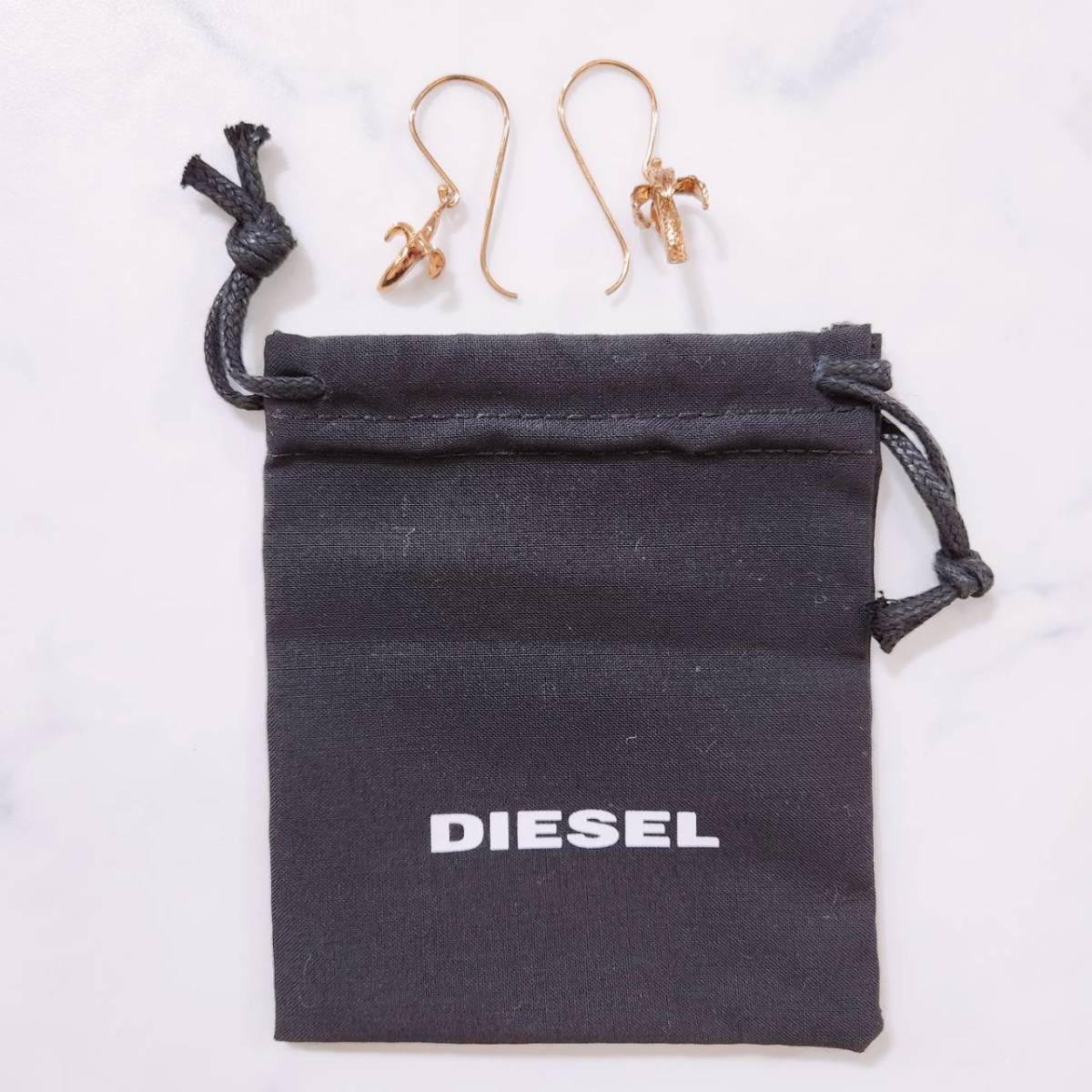 レディース DIESEL ピアス ゴールド 金色 ヤシの木 バナナ 高級感 アクセサリー U字 可愛い キレイ 袋付き ディーゼル 【23322】