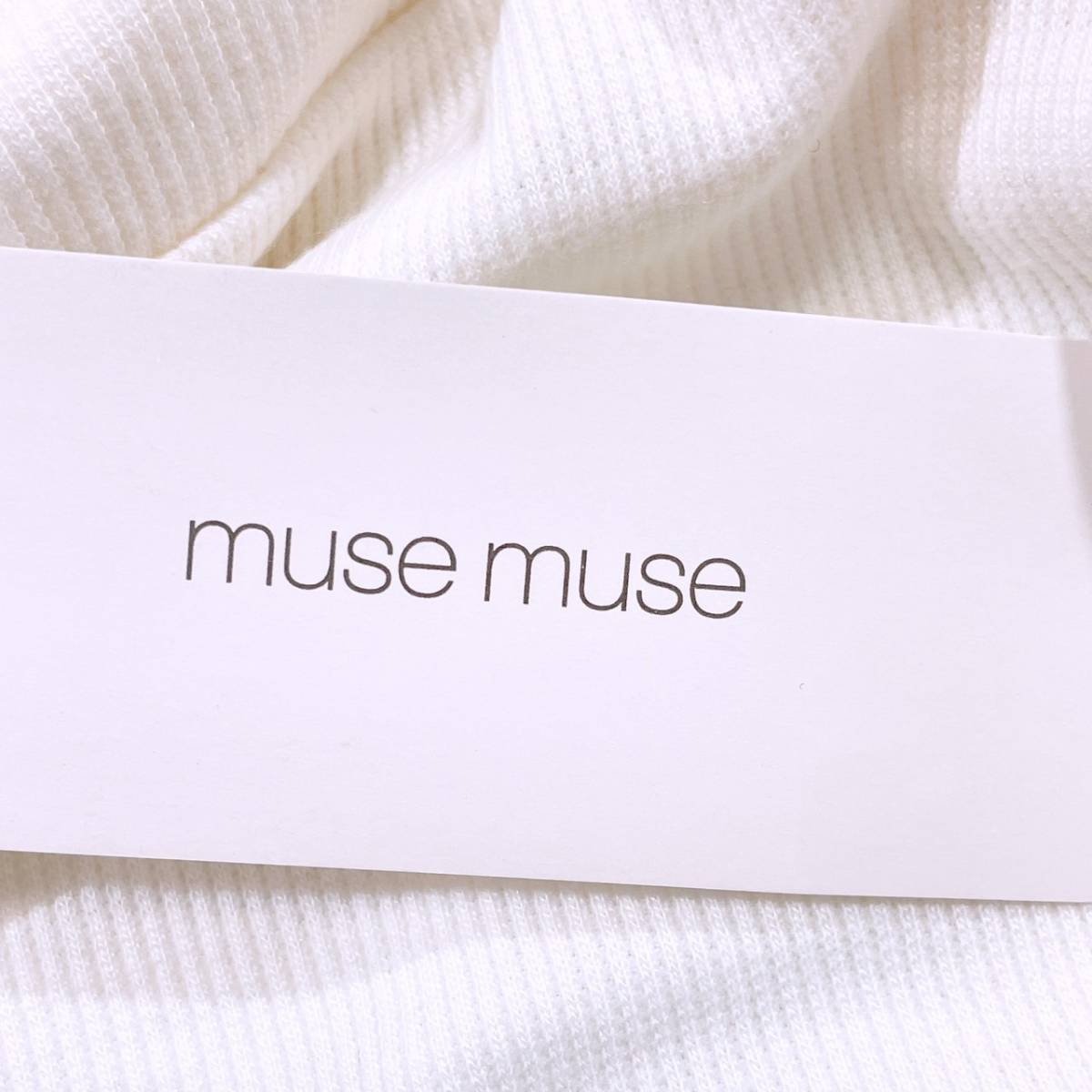 新古品 未使用 レディースM muse muse トップス シャツ カジュアルシャツ ホワイト 白 オフショルダー 長袖 ミューズミューズ 【24031】