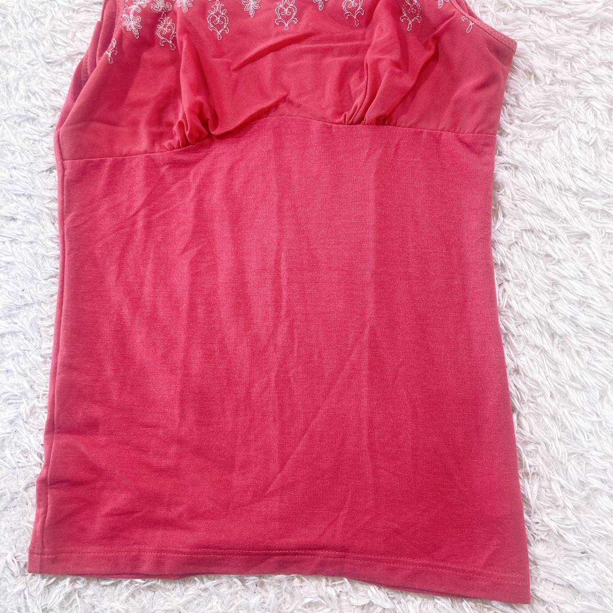 レディースM トップス 袖なしシャツ レッド 赤 ノースリーブ レース 模様 薄手 夏物 抜け感 フーシャピンク 【25649】