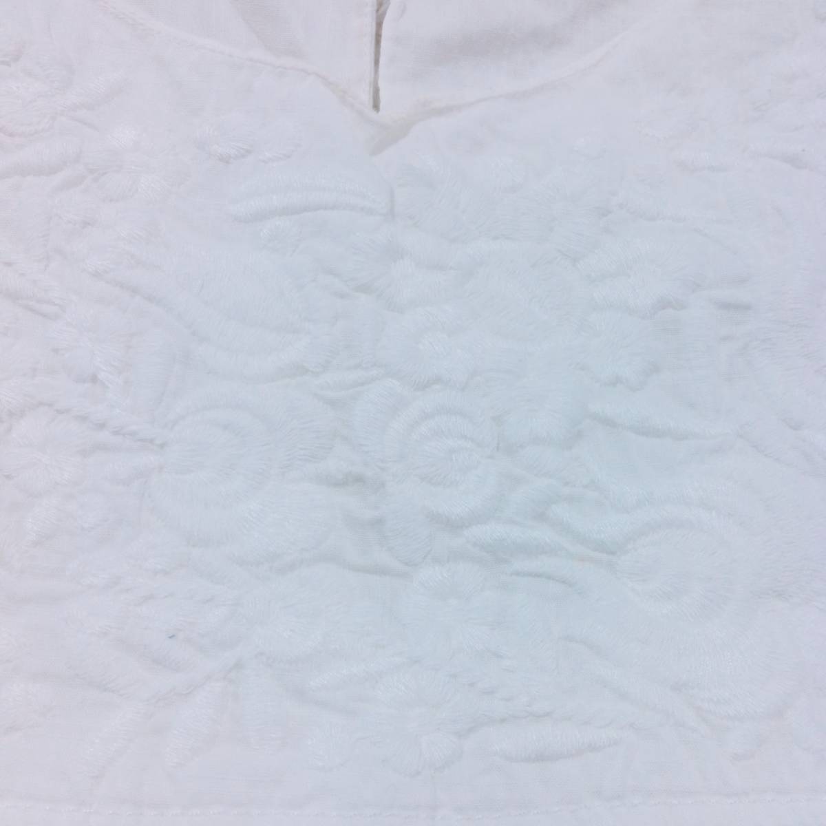 レディースM UNIQLO タンクトップ ホワイト 白 花柄 刺繍 綿100% ノースリーブ おしゃれ かわいい ユニクロ 【26777】