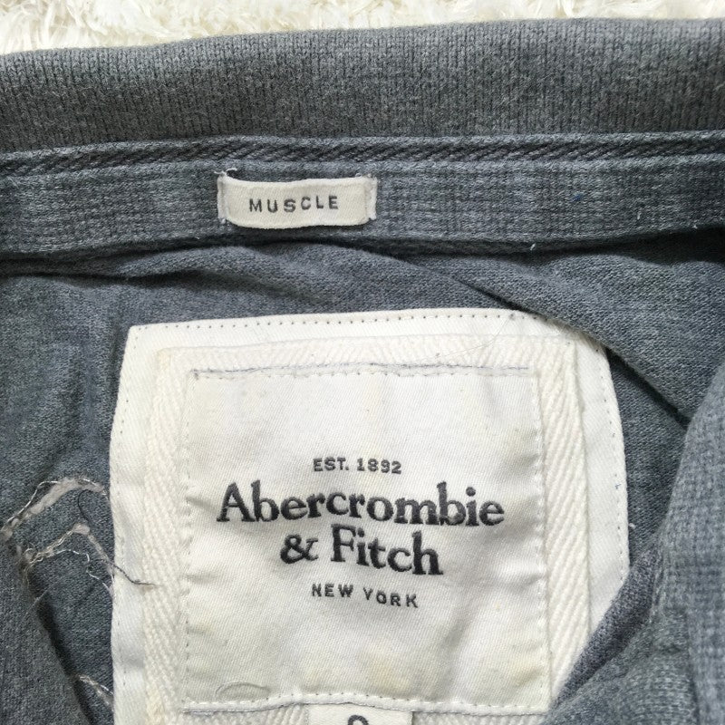 【27815】 Abercrombie & Fitch アバクロンビーアンドフィッチ ポロシャツ カットソー サイズS グレー ワッペン ダメージ加工 刺繍 メンズ