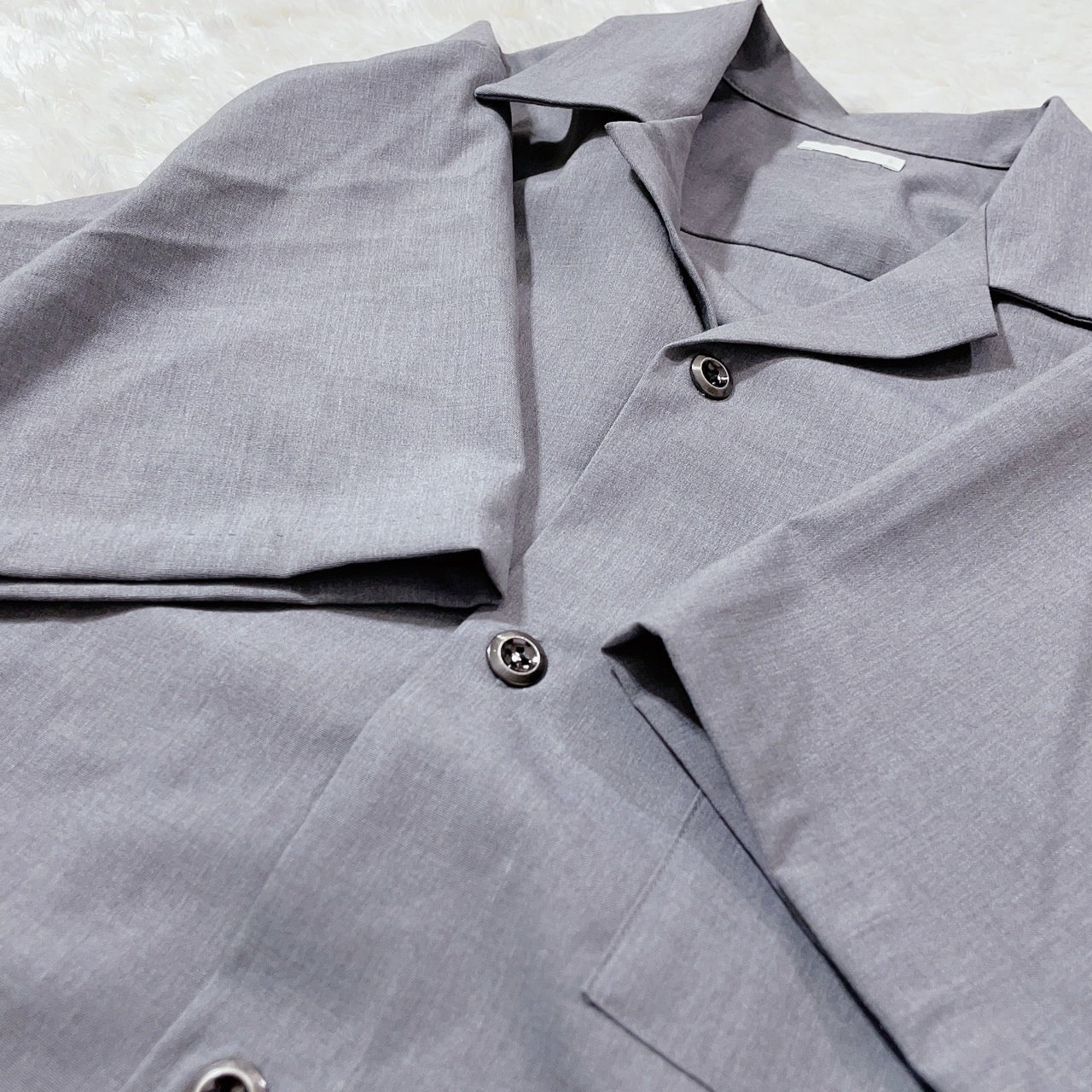 【27892】 GU ジーユー 半袖シャツ サイズS グレー カジュアルシャツ ラペルロール 前ボタン 胸ポケット 無地 かっこいい シンプル メンズ