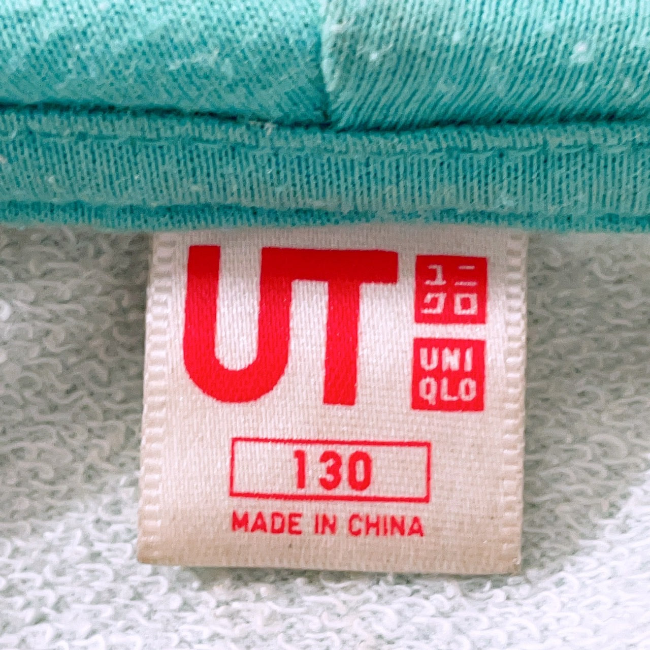 【27968】 UNIQLO ユニクロ パーカー フーディー サイズ130 くすみグリーン 長袖パーカー 羽織り ジップアップ 英字プリント キッズ